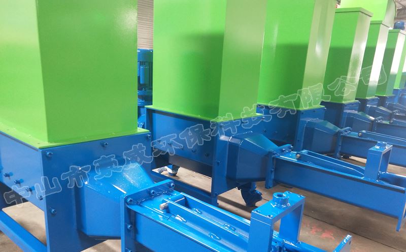 5月初廣州客戶訂購泡沫冷壓機生產(chǎn)情況